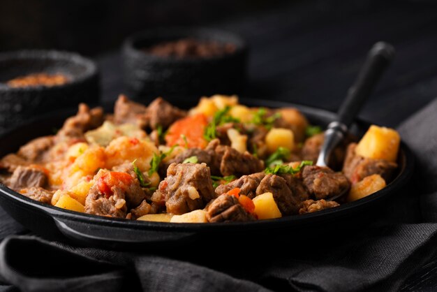 Leckeres Gulasch fertig zum Abendessen