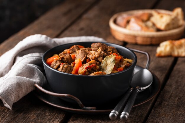 Leckeres Gulasch fertig zum Abendessen