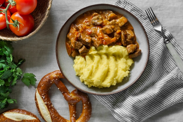 Leckeres Gulasch und Kartoffelpüree Draufsicht