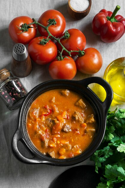 Kostenloses Foto leckeres gulasch und tomaten der draufsicht