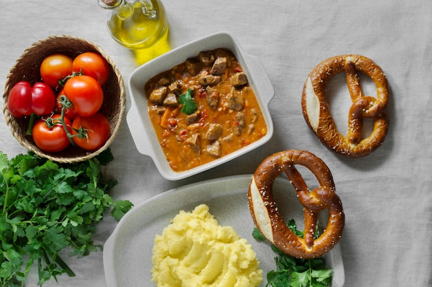 Leckeres Gulasch und Tomaten Draufsicht