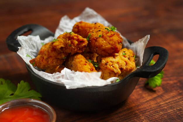 Leckeres Hähnchen ohne Knochen und Sauce