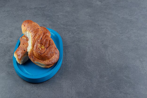 Leckeres hausgemachtes Gebäck auf blauem Teller.