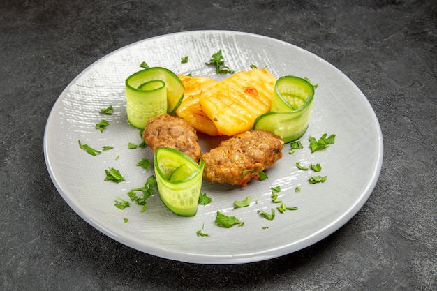 Leckeres hausgemachtes Schnitzelgericht zusammen mit Kartoffeln