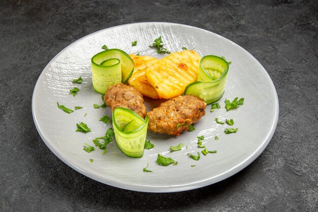 Leckeres hausgemachtes Schnitzelgericht zusammen mit Kartoffeln