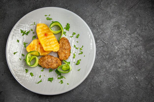 Leckeres hausgemachtes Schnitzelgericht zusammen mit Kartoffeln