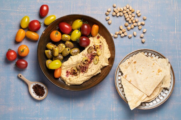 Leckeres Hummus auf Platte Stillleben über Ansicht