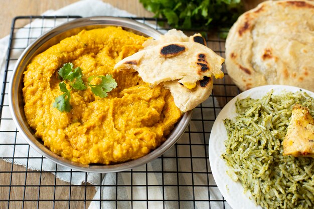 leckeres indisches Essen mit Reis und Pita