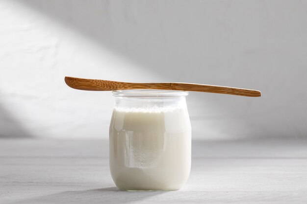 Leckeres Joghurt- und Holzlöffel-Arrangement