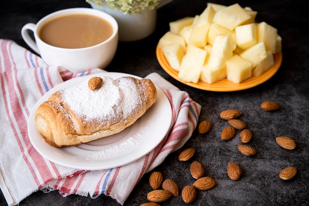 Kostenloses Foto leckeres kaffee- und croissant-frühstück