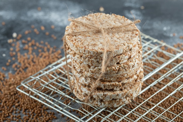 Kostenloses Foto leckeres knäckebrot mit seil und ungekochtem buchweizen auf metall