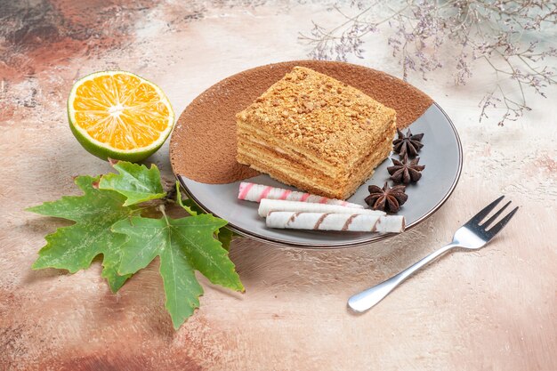 leckeres Kuchenstück in Teller auf Licht