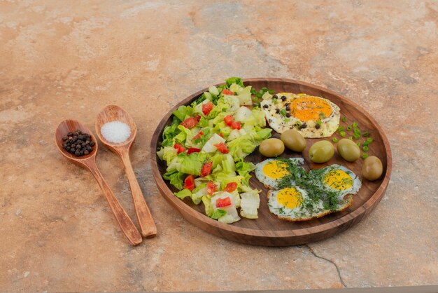 Kostenloses Foto leckeres mittagessen auf dem holzbrett