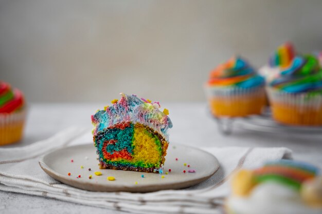 Leckeres Regenbogen-Cupcake-Stillleben