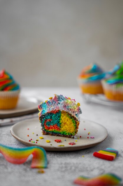 Leckeres Regenbogen-Cupcake-Stillleben