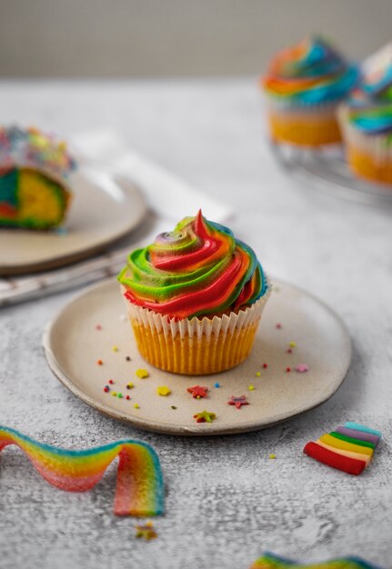 Leckeres Regenbogen-Cupcake-Stillleben