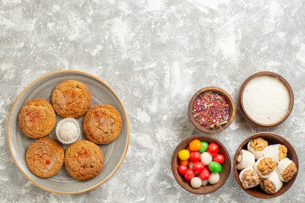 Leckeres Sandplätzchen der Draufsicht mit Bonbons auf weißem Hintergrund