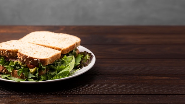 Leckeres Sandwich auf Holztisch