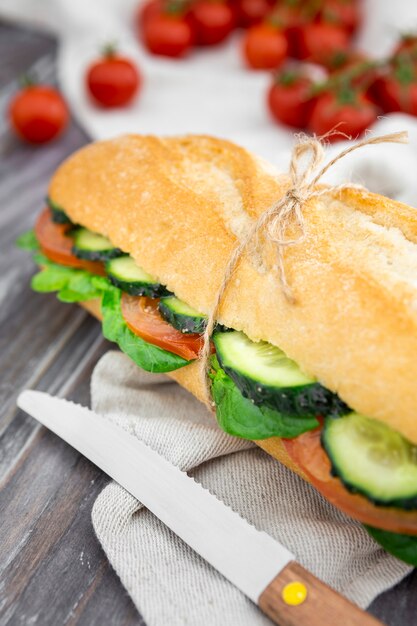 Leckeres Sandwich mit Gurkenscheiben und Tomaten