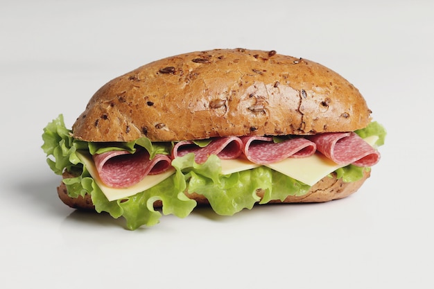 Kostenloses Foto leckeres sandwich mit salat