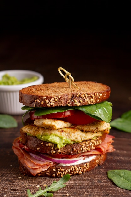 Leckeres Sandwich von hohem Winkel mit Gemüse