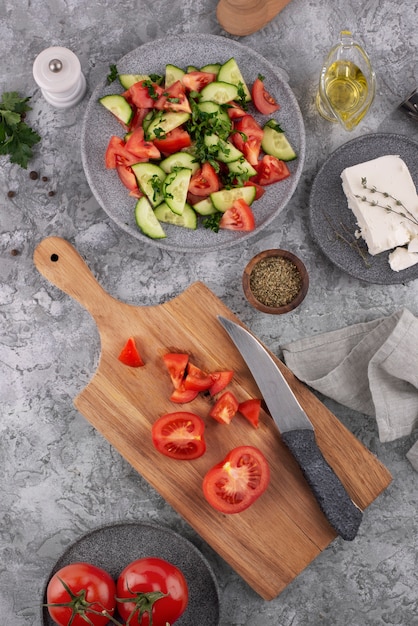 Kostenloses Foto leckeres serbisches essen auf dem tisch flach gelegt