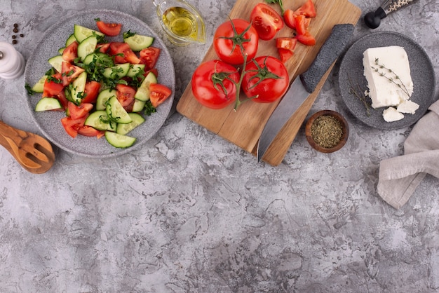 Leckeres serbisches Essen auf dem Tisch mit Kopienraum