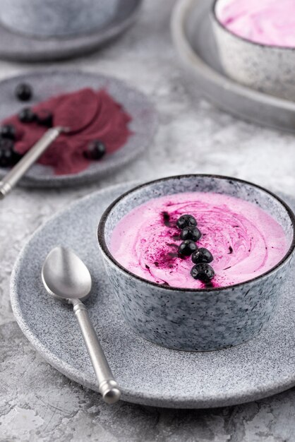 Leckeres süßes Açai-Bowl-Arrangement