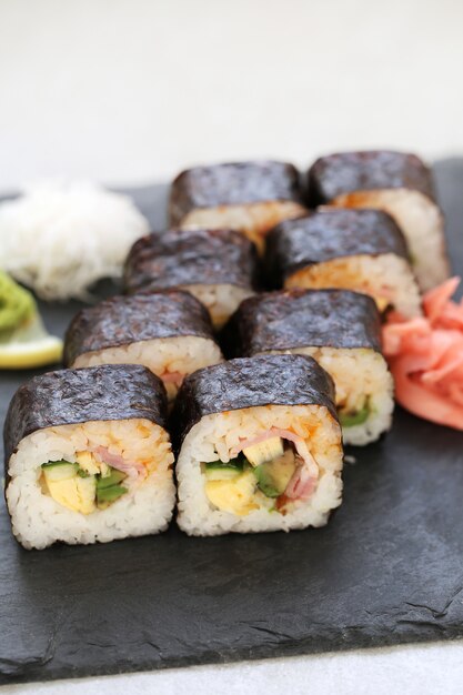 Leckeres Sushi auf dem Tisch serviert