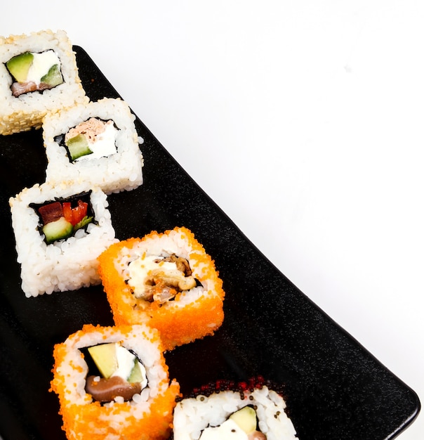 Leckeres Sushi auf schwarzem Teller