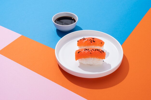 Leckeres Sushi und Sojasauce High Angle