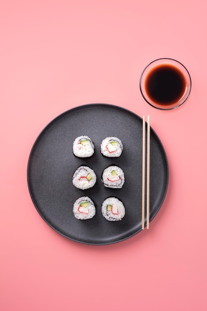 Kostenloses Foto leckeres sushi und sojasauce
