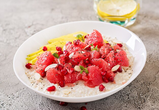 Leckeres und gesundes Haferflockenmehl mit Grapefruit-, Granatapfel-, Mandel- und Chiasamen. Gesundes Frühstück. Fitness Essen. Richtige Ernährung