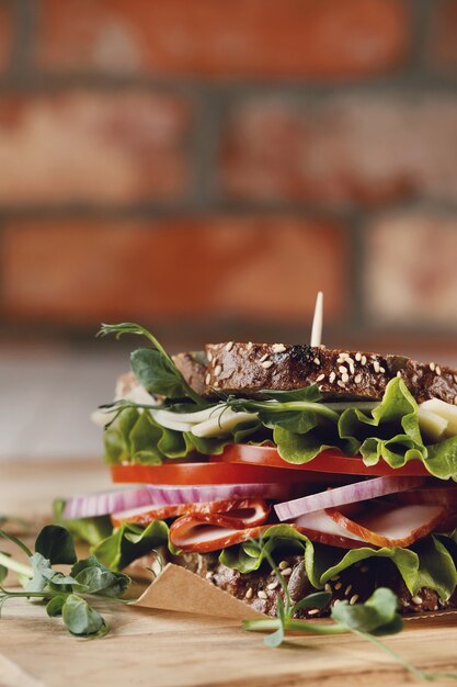 Leckeres veganes Sandwich über Holztisch