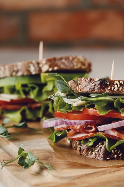 Leckeres veganes Sandwich über Holztisch