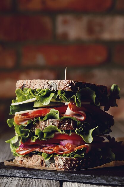 Leckeres veganes Sandwich über Holztisch