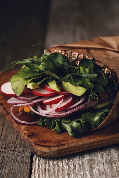 Leckeres veganes Sandwich über Holztisch