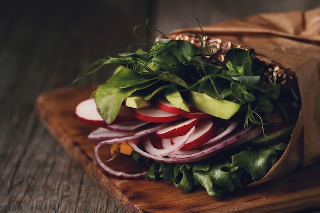 Leckeres veganes Sandwich über Holztisch