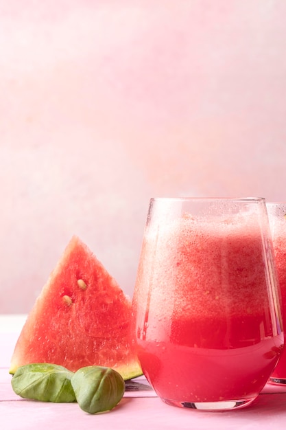Kostenloses Foto leckeres wassermelonen-entgiftungsgetränk
