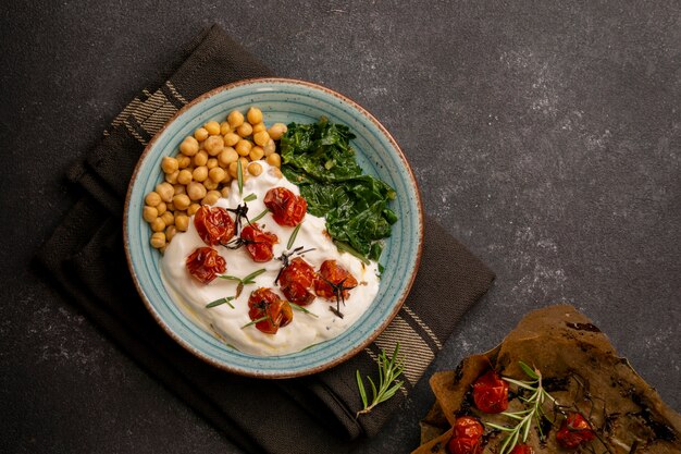 Leckeres Yougurt-Essen mit Kichererbsen und getrockneten Tomaten