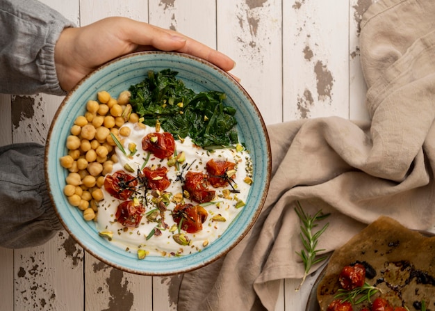 Leckeres Yougurt-Essen mit Kichererbsen und getrockneten Tomaten