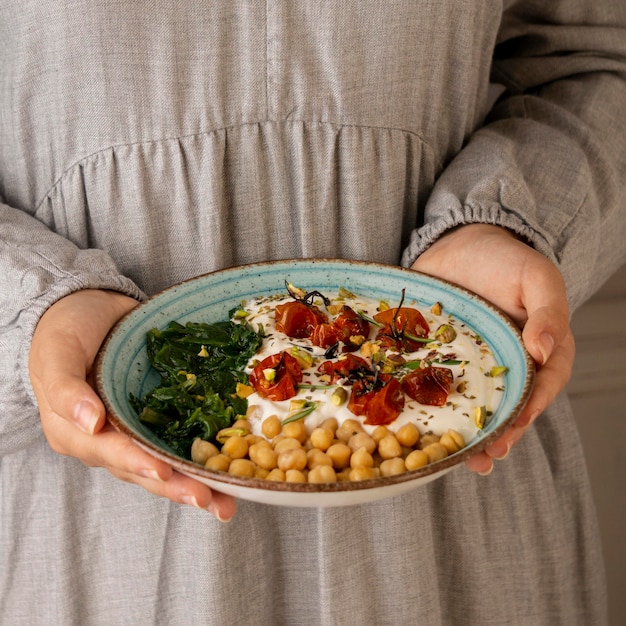 Leckeres Yougurt-Essen mit Kichererbsen und getrockneten Tomaten