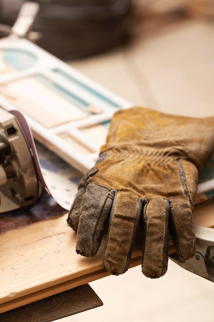 Lederhandschuhe auf handwerklichem Jobtisch