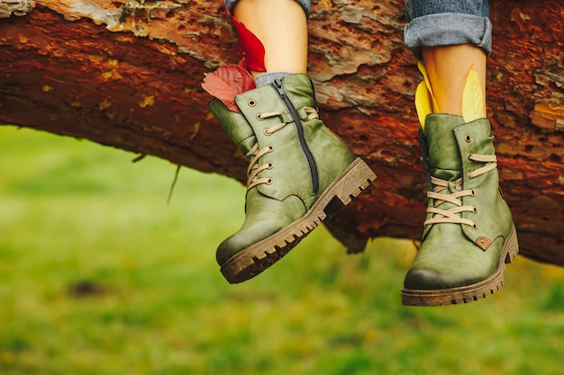 Kostenloses Foto lederstiefel an frauenbeinen