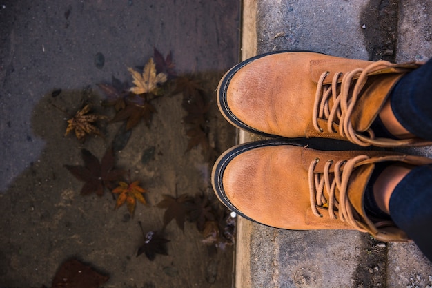 Kostenloses Foto lederstiefel stehen am rand