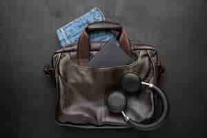 Kostenloses Foto ledertasche für reisen mit kopfhörern