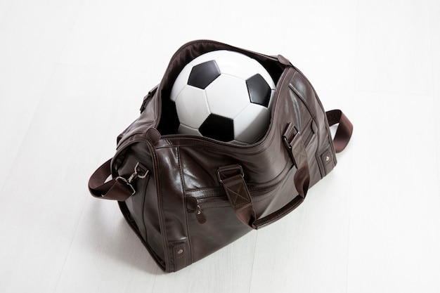 Ledertasche vollgepackt mit Fußball