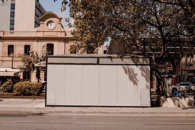 Leere Anschlagtafel auf Bürgersteig am Straßenrand nützlich für die Werbung