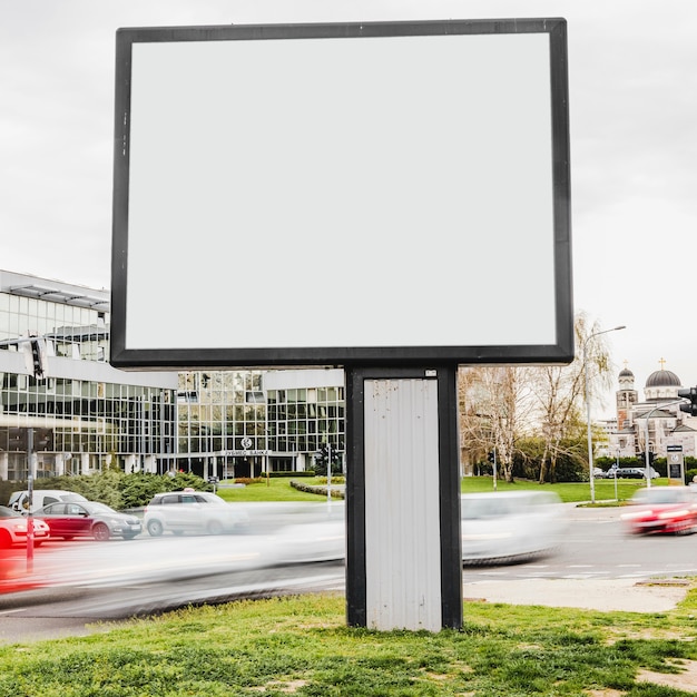 Leere Anschlagtafel bereit zur neuen Reklameanzeige