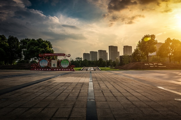 leere Asphaltstraße durch moderne Stadt in China.